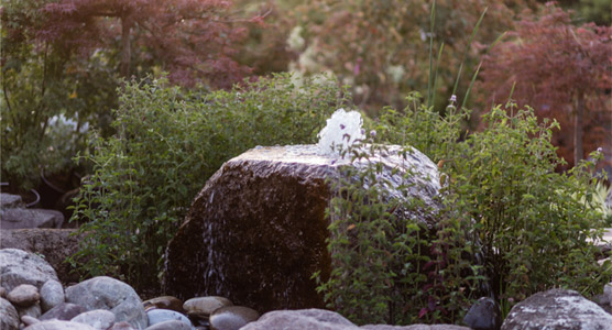 Steinbrunnen in einem Garten