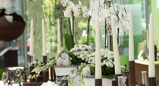 Dekorationselemente in einem Gartencenter