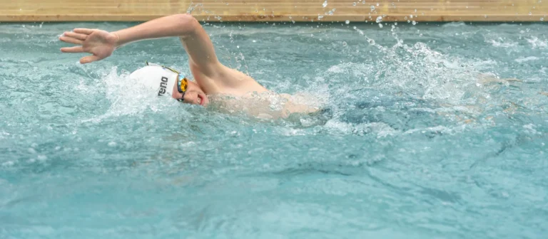 Schwimmer im Pool der Poolausstellung