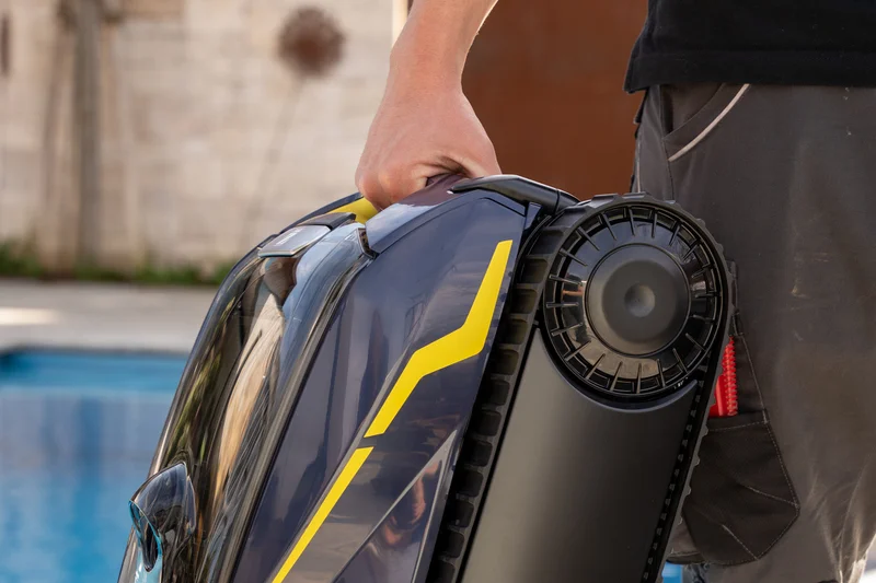 Poolroboter wird getragen