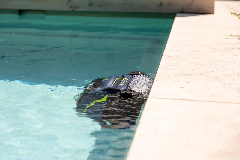 Poolroboter im Wasser