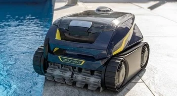 Poolroboter am Rand des Beckens